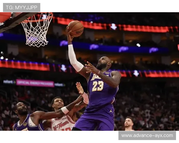 新赛季NBA揭幕战激烈开打，超级巨星亮相引发球迷热烈讨论